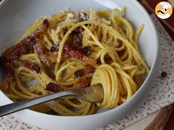 Spaghetti alla carbonara, la ricetta cremosa spiegata passo a passo - Preparazione tappa 8