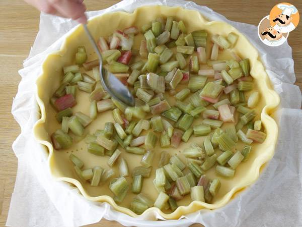 Crostata al rabarbaro facile, un dolce vegetariano dal sapore unico - Preparazione tappa 3