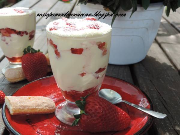 Tiramisù alle fragole in bicchiere - Preparazione tappa 1