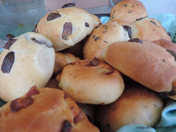 Panini all'olio farciti con olive, pancetta e rosmarino - Preparazione tappa 2