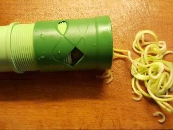 Spaghetti di zucchine al sugo di pomodoro a freddo - Preparazione tappa 2