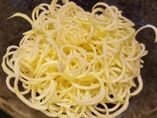 Spaghetti di zucchine al sugo di pomodoro a freddo - Preparazione tappa 3