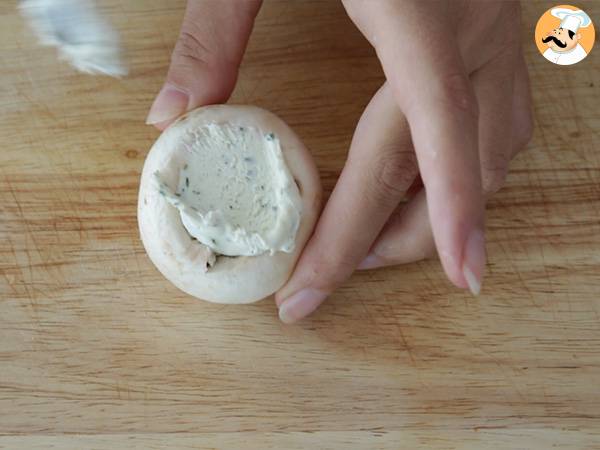 Funghi Champignon ripieni, la ricetta classica che piace a tutti! - Preparazione tappa 2