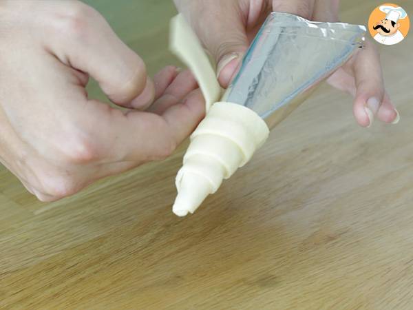 Coni di pasta sfoglia con salmone affumicato - Preparazione tappa 3