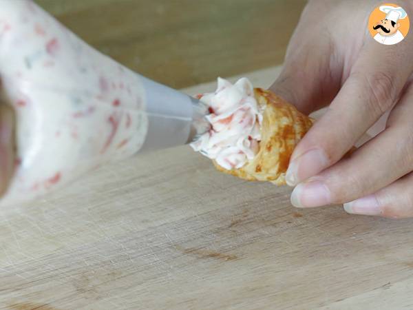 Coni di pasta sfoglia con salmone affumicato - Preparazione tappa 6