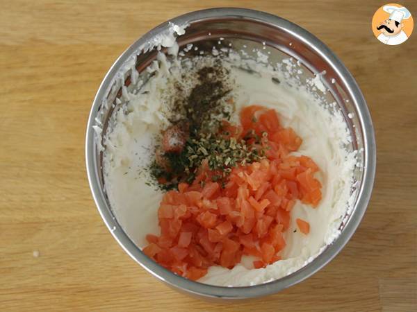 Cheesecake salata al salmone, l'idea perfetta per un antipasto sfizioso! - Preparazione tappa 3