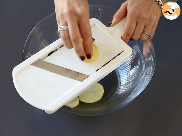 Torta di patate con prosciutto crudo e formaggio - Preparazione tappa 1
