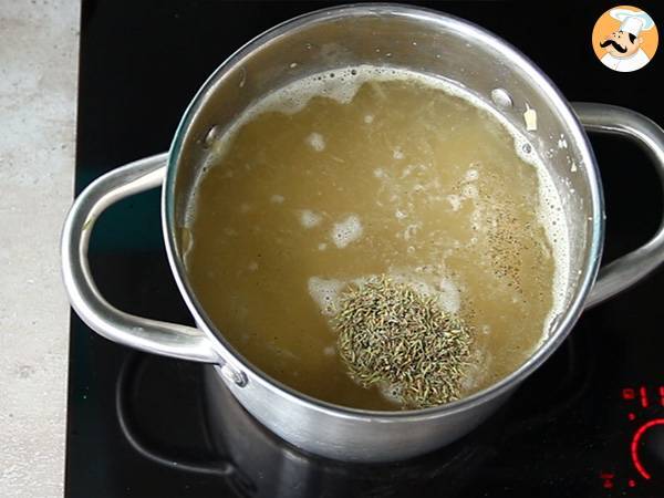 Zuppa di cipolle, la gustosa ricetta francese - Preparazione tappa 3
