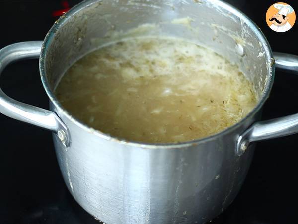 Zuppa di cipolle, la gustosa ricetta francese - Preparazione tappa 4