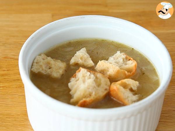 Zuppa di cipolle, la gustosa ricetta francese - Preparazione tappa 5