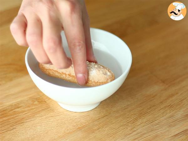 Charlotte alle fragole, una ricetta facile e di grande effetto - Preparazione tappa 1