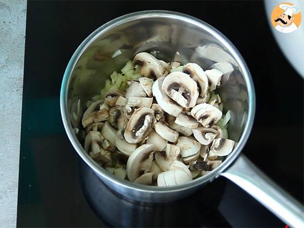 Risotto di quinoa ai funghi, una ricetta vegana facile e saporita - Preparazione tappa 1