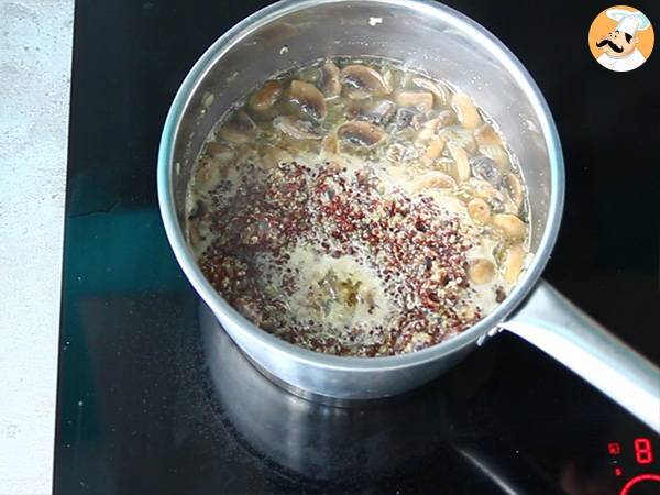 Risotto di quinoa ai funghi, una ricetta vegana facile e saporita - Preparazione tappa 3