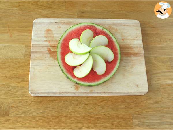Pizza anguria, l'idea sfiziosa per presentare la frutta in tavola - Preparazione tappa 2