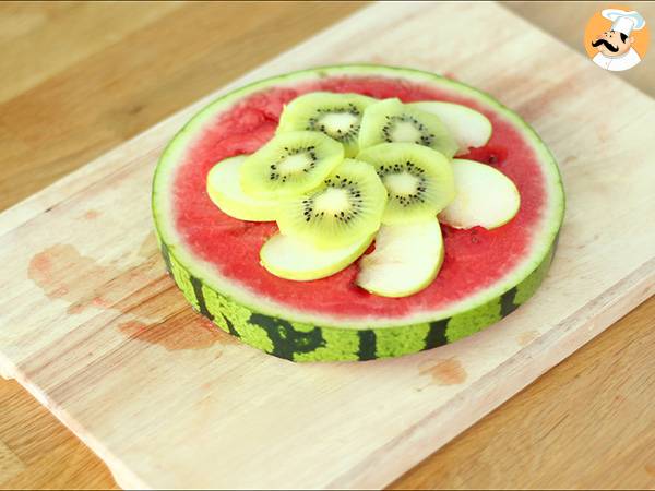 Pizza anguria, l'idea sfiziosa per presentare la frutta in tavola - Preparazione tappa 3