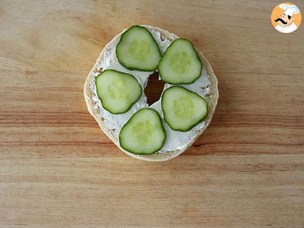 Bagel al salmone, cetriolo e formaggio fresco - Preparazione tappa 2