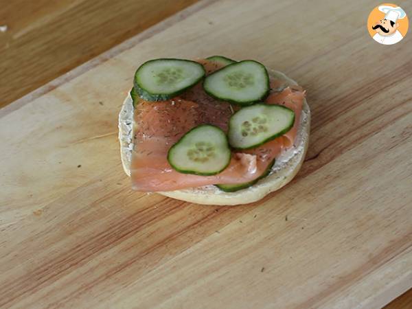 Bagel al salmone, cetriolo e formaggio fresco - Preparazione tappa 3