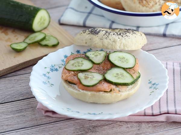 Bagel al salmone, cetriolo e formaggio fresco - Preparazione tappa 4