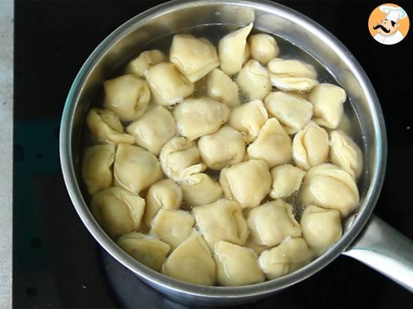 Tortellini con prosciutto crudo, parmigiano e basilico fresco - Preparazione tappa 8