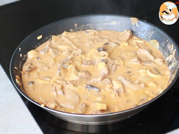 Manzo alla Stroganoff, ricetta rapida e gustosa - Preparazione tappa 5