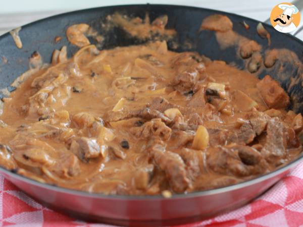 Manzo alla Stroganoff, ricetta rapida e gustosa - Preparazione tappa 6
