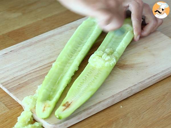 Tzatziki, la salsa greca a base di yogurt e cetrioli - Preparazione tappa 1
