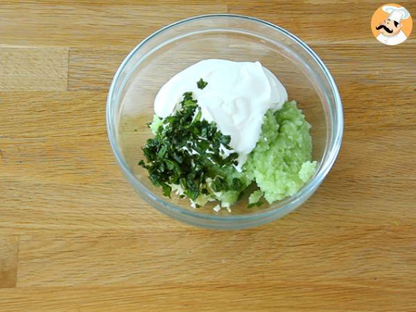 Tzatziki, la salsa greca a base di yogurt e cetrioli - Preparazione tappa 4
