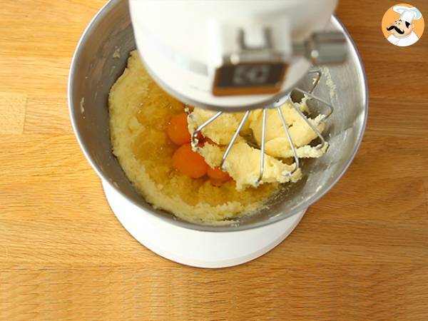 Torta rovesciata all'ananas - Ricetta semplice e golosa - Preparazione tappa 3