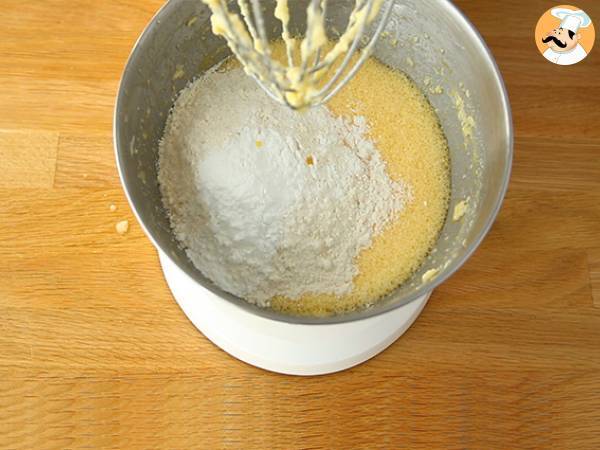 Torta rovesciata all'ananas - Ricetta semplice e golosa - Preparazione tappa 4