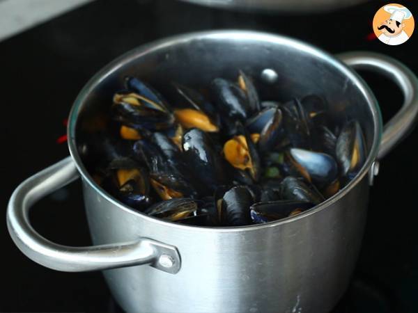 Moules frites - Ricetta belga - Preparazione tappa 3