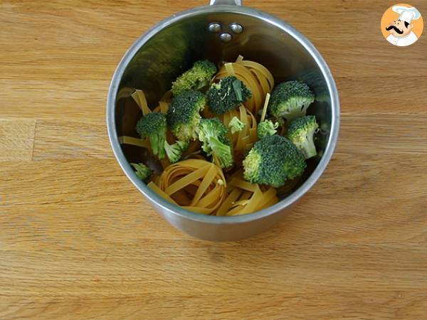 One pot pasta - Tagliatelle Broccoli e salmone - Preparazione tappa 1