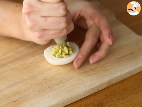 Uova ripiene con crema di avocado - Preparazione tappa 4