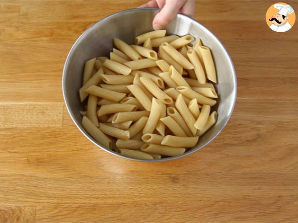 Pasta fredda con feta, olive nere e pomodori - Preparazione tappa 1