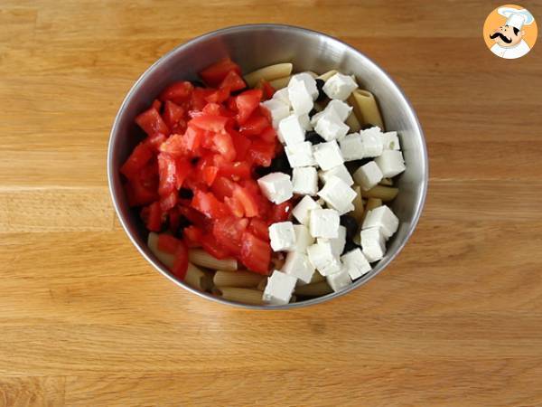 Pasta fredda con feta, olive nere e pomodori - Preparazione tappa 2