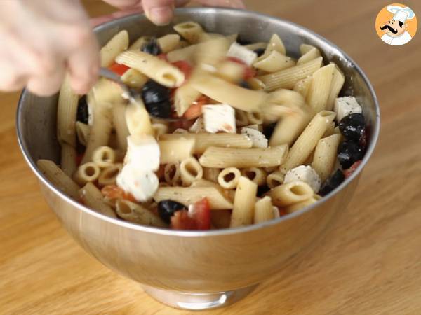 Pasta fredda con feta, olive nere e pomodori - Preparazione tappa 3