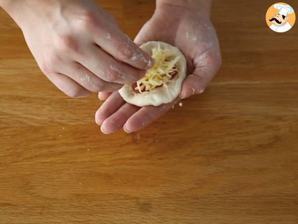 Fagottini di pizza con prosciutto cotto e formaggio - Preparazione tappa 4