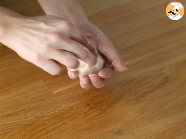 Fagottini di pizza con prosciutto cotto e formaggio - Preparazione tappa 5