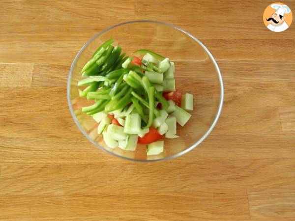 Insalata Greca - La ricetta originale per preparare l'horiatiki - Preparazione tappa 1