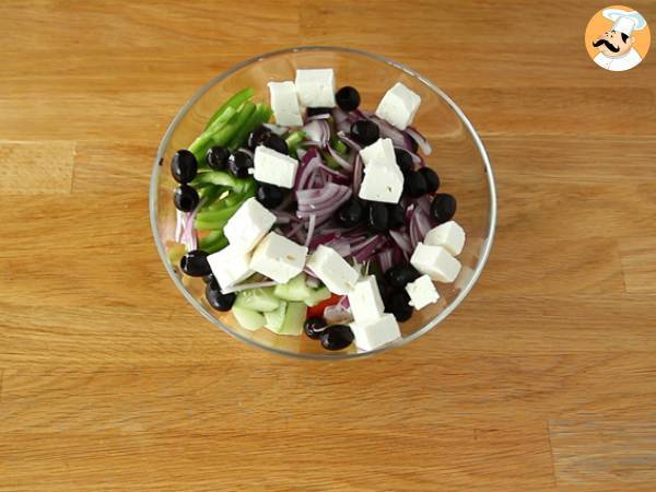 Insalata Greca - La ricetta originale per preparare l'horiatiki - Preparazione tappa 2