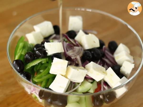 Insalata Greca - La ricetta originale per preparare l'horiatiki - Preparazione tappa 3
