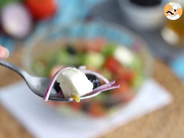 Insalata Greca - La ricetta originale per preparare l'horiatiki - Preparazione tappa 4