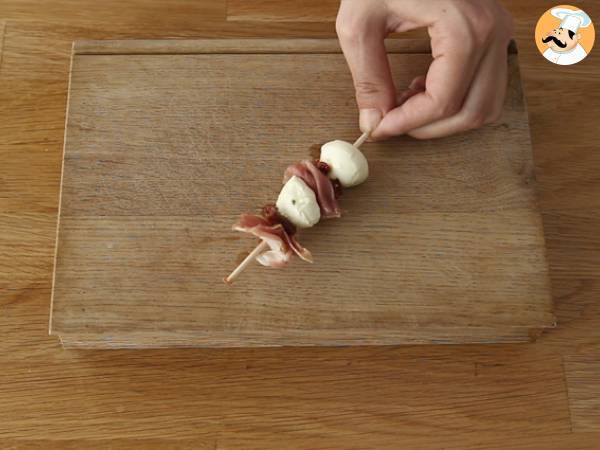 Spiedini aperitivo - Mozzarella, prosciutto crudo e pomodori secchi - Preparazione tappa 3