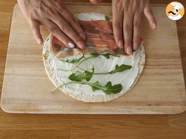 Rotolini di piadina con prosciutto crudo e rucola - Preparazione tappa 2