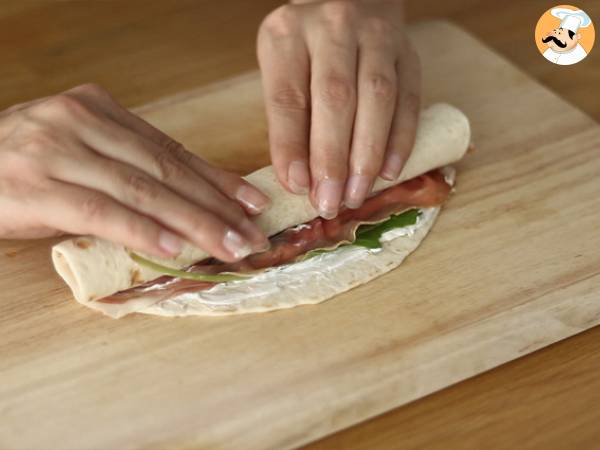 Rotolini di piadina con prosciutto crudo e rucola - Preparazione tappa 3