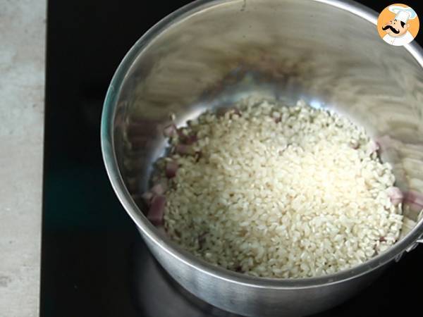 Risotto al Roquefort: la ricetta cremosa e dal sapore deciso pronta in pochi minuti - Preparazione tappa 1