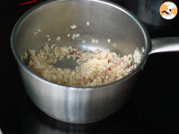 Risotto al Roquefort: la ricetta cremosa e dal sapore deciso pronta in pochi minuti - Preparazione tappa 2