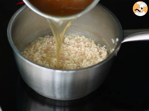 Risotto al Roquefort: la ricetta cremosa e dal sapore deciso pronta in pochi minuti - Preparazione tappa 3