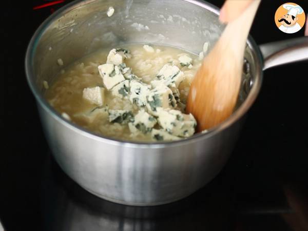Risotto al Roquefort: la ricetta cremosa e dal sapore deciso pronta in pochi minuti - Preparazione tappa 4
