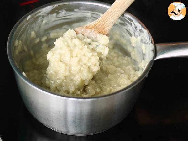 Risotto al Roquefort: la ricetta cremosa e dal sapore deciso pronta in pochi minuti - Preparazione tappa 5