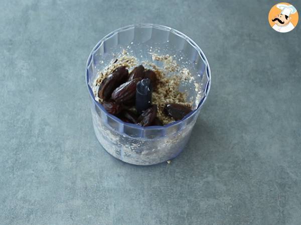 Energy ball ai datteri, la super ricetta vegana spiegata passo a passo! - Preparazione tappa 2